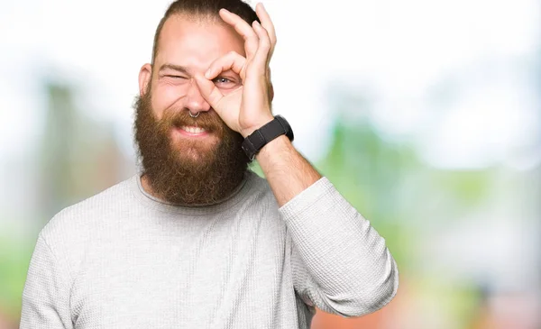 Joven Hombre Rubio Con Suéter Casual Haciendo Buen Gesto Con —  Fotos de Stock