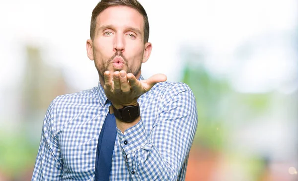 Hombre Negocios Guapo Con Corbata Mirando Cámara Soplando Beso Con — Foto de Stock