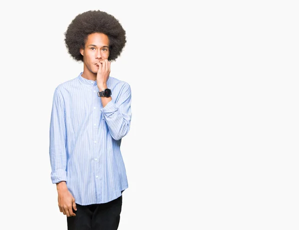 年轻的非洲裔美国人 非洲头发看起来压力和紧张与手在嘴咬指甲 焦虑问题 — 图库照片