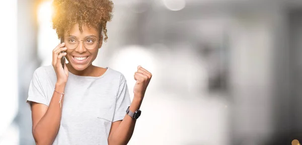 Mujer Afroamericana Joven Hablando Smartphone Sobre Fondo Aislado Gritando Orgulloso — Foto de Stock