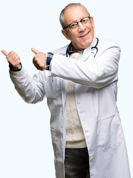 Stilig Senior Doktor Man Klädd Medicinsk Coat Peka Baksidan Bakom — Stockfoto
