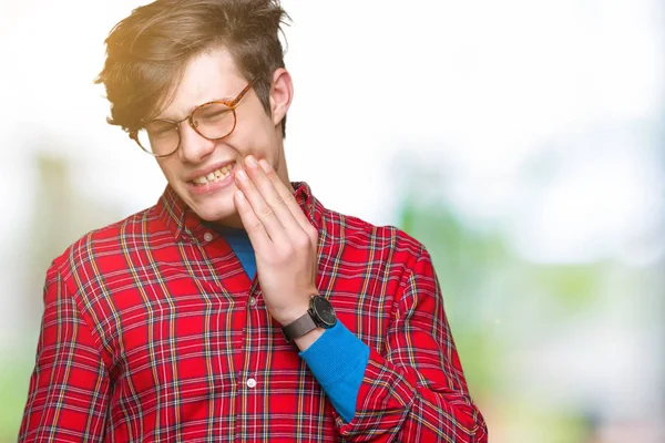 Homem Bonito Jovem Usando Óculos Sobre Fundo Isolado Tocando Boca — Fotografia de Stock