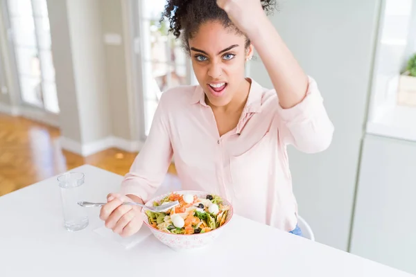 Fiatal Afroamerikai Étkezési Egészséges Tészta Saláta Bosszús Frusztrált Kiabálás Düh — Stock Fotó