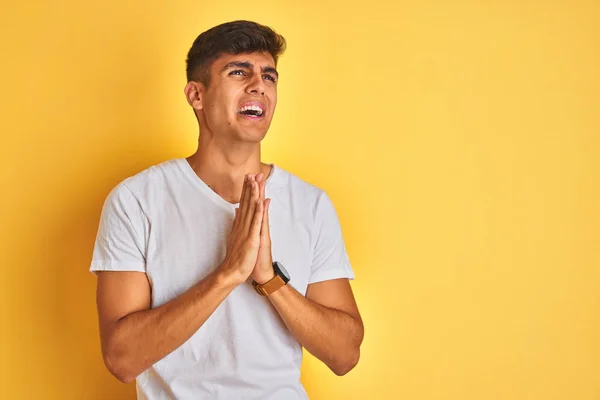 Homem Indiano Jovem Vestindo Shirt Branca Sobre Fundo Amarelo Isolado — Fotografia de Stock