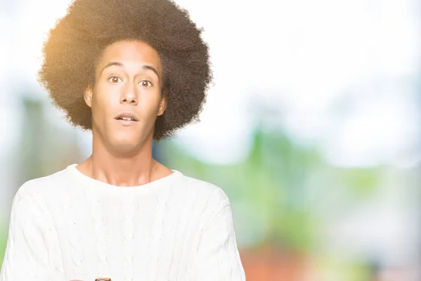 Joven Afroamericano Con Pelo Afro Vistiendo Suéter Invierno Asustado Sorprendido —  Fotos de Stock