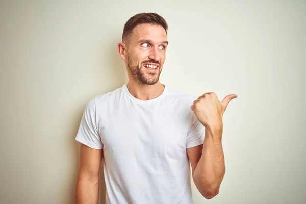 Joven Hombre Guapo Vistiendo Casual Camiseta Blanca Sobre Fondo Aislado —  Fotos de Stock