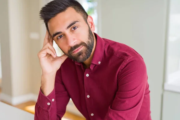 Hombre guapo buscando relajado y seguro —  Fotos de Stock