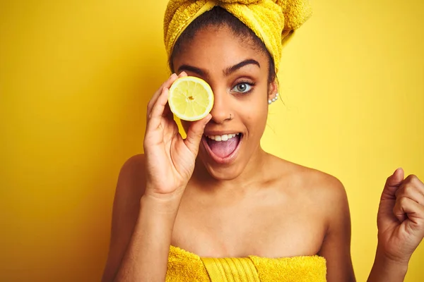 Afro Žena Roušku Sprchování Která Drží Citrón Izolovaném Žlutém Pozadí — Stock fotografie