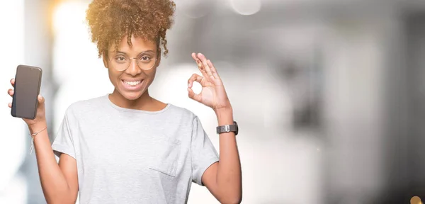 Jeune Femme Afro Américaine Montrant Écran Smartphone Sur Fond Isolé — Photo