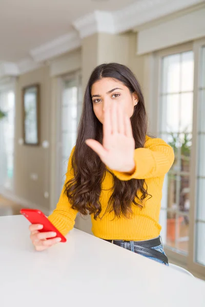 Jovem Mulher Usando Smartphone Vermelho Enviando Uma Mensagem Com Mão — Fotografia de Stock