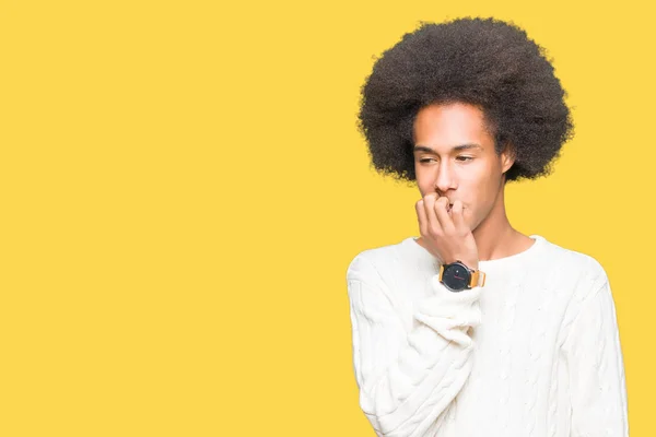 Unga Afroamerikanska Man Med Afro Hår Vinter Tröja Ser Stressad — Stockfoto