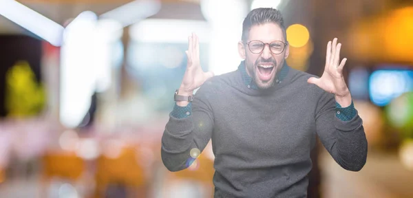 Homem Bonito Jovem Usando Óculos Sobre Fundo Isolado Celebrando Louco — Fotografia de Stock