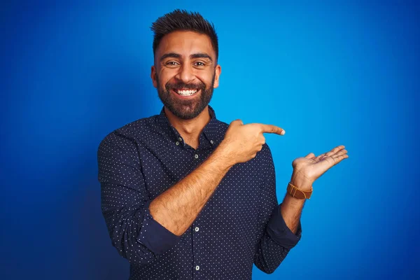고립된 파란색 서있는 셔츠를 인도의 우아한 남자는 손으로 손가락으로 가리키는 — 스톡 사진