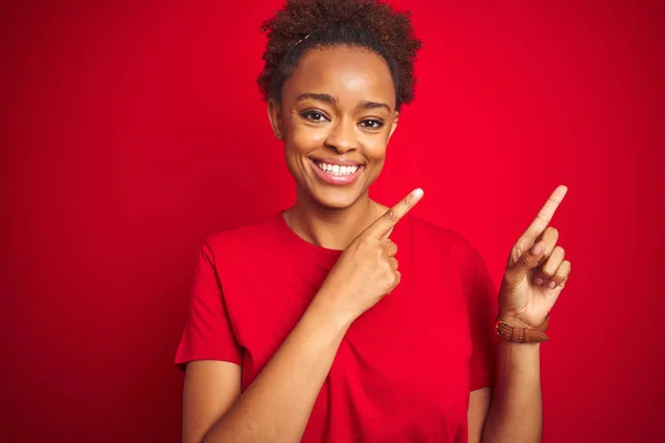 Jonge Mooie Afro Amerikaanse Vrouw Met Afro Haar Geïsoleerde Rode — Stockfoto