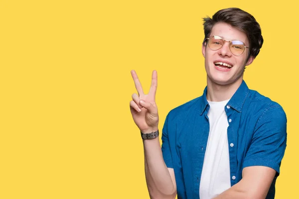 Jovem Homem Bonito Usando Óculos Sobre Fundo Isolado Sorrindo Com — Fotografia de Stock