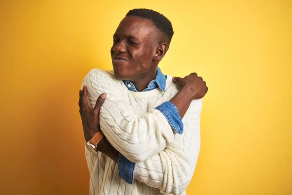Homme Afro Américain Portant Une Chemise Denim Pull Blanc Sur — Photo