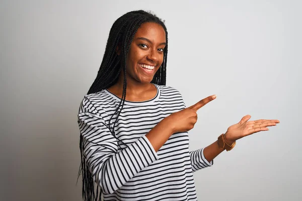 Młoda Afroamerykanka Pasiastym Shircie Stojąca Białym Tle Zdumiona Uśmiechnięta Aparatu — Zdjęcie stockowe