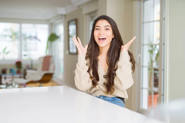 Giovane Bella Donna Casa Che Celebra Pazzo Stupito Successo Con — Foto Stock