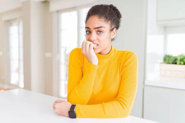 Belle Jeune Femme Afro Américaine Aux Cheveux Afro Stressés Nerveux — Photo