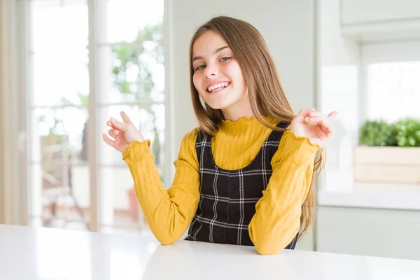 Jovem Linda Menina Criança Loira Vestindo Camisola Amarela Casual Casa — Fotografia de Stock