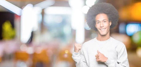 Mladý Americký Muž Afro Vlasy Nosí Sportovní Mikina Směřující Dozadu — Stock fotografie