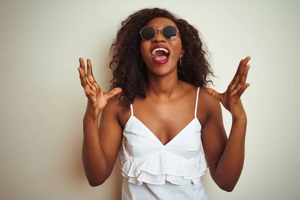 Mujer Afroamericana Joven Con Camiseta Gafas Sol Sobre Fondo Blanco — Foto de Stock