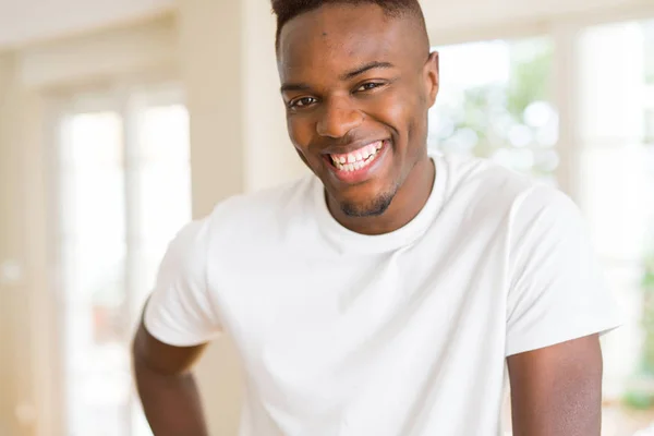 Guapo Joven Africano Sonriendo Alegre Con Una Gran Sonrisa Cara — Foto de Stock