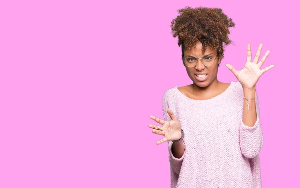 Bela Jovem Afro Americana Vestindo Óculos Sobre Fundo Isolado Com — Fotografia de Stock