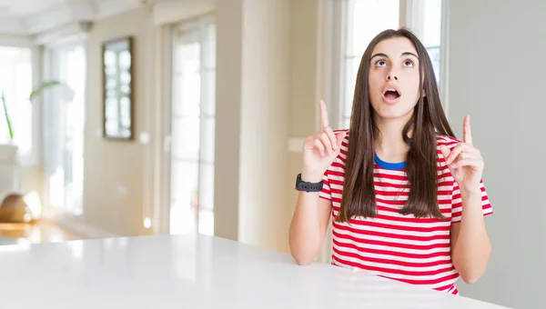 Beautiful Young Woman Wearing Casual Stripes Shirt Amazed Surprised Looking — Stock Photo, Image