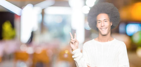 Giovane Uomo Afro Americano Con Capelli Afro Indossare Maglione Invernale — Foto Stock