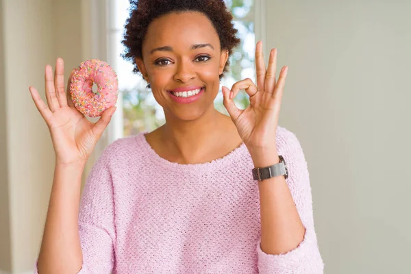 Jeune Femme Afro Américaine Mangeant Beignet Sucre Rose Faisant Signe — Photo