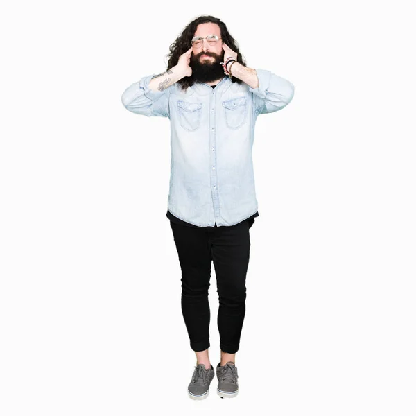Young Hipster Man Long Hair Beard Wearing Glasses Covering Ears — Stock Photo, Image
