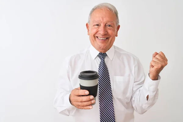 Starszy Siwy Biznesmen Picie Zabrać Kawę Białym Tle Krzyczeć Dumny — Zdjęcie stockowe