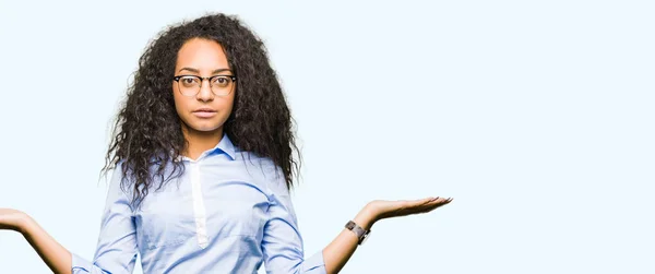 Joven Hermosa Chica Negocios Con Pelo Rizado Con Gafas Sonriendo —  Fotos de Stock