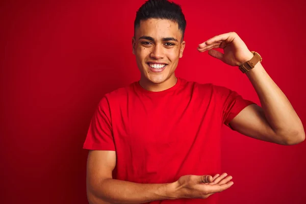 Joven Brasileño Vestido Con Camiseta Pie Sobre Fondo Rojo Aislado —  Fotos de Stock