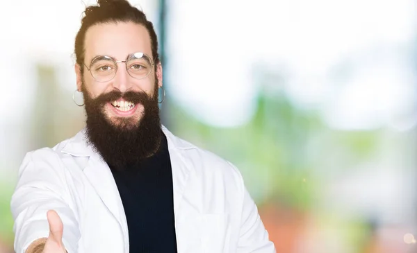 Lekarz Terapeuta Człowiek Długimi Włosami Nosić Sobie Biały Płaszcz Uśmiechnięty — Zdjęcie stockowe