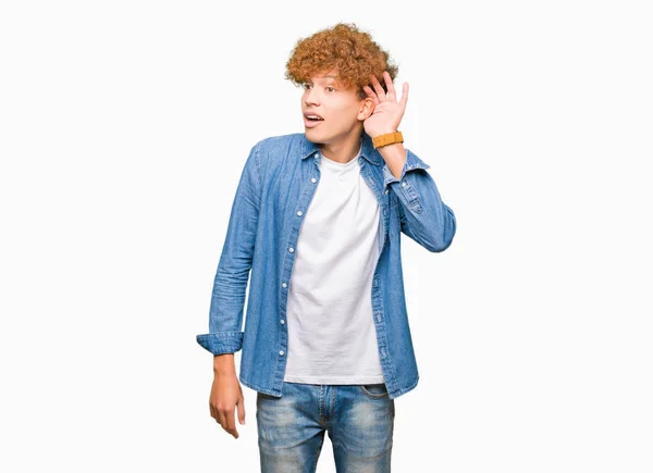 Junger Gutaussehender Mann Mit Afro Haaren Und Jeansjacke Der Lächelnd — Stockfoto