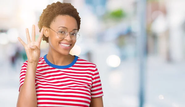 Linda Jovem Afro Americana Vestindo Óculos Sobre Fundo Isolado Mostrando — Fotografia de Stock