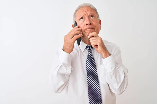 Senior Hombre Negocios Pelo Gris Hablando Teléfono Inteligente Sobre Fondo —  Fotos de Stock