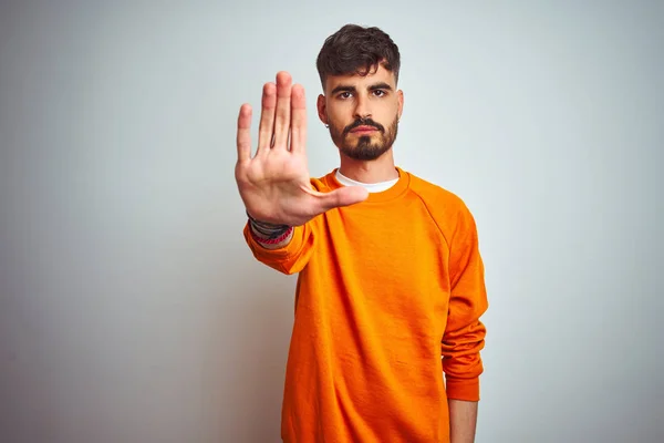 Ung Man Med Tatuering Klädd Orange Tröja Stående Över Isolerad — Stockfoto