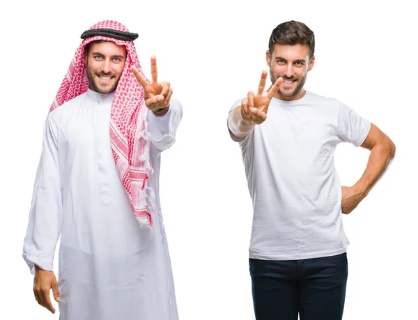勝利のサインをしている指を見てカメラを見て 孤立した背景の上にハンサムな若者とアラブの男のコラージュ ナンバー2 — ストック写真