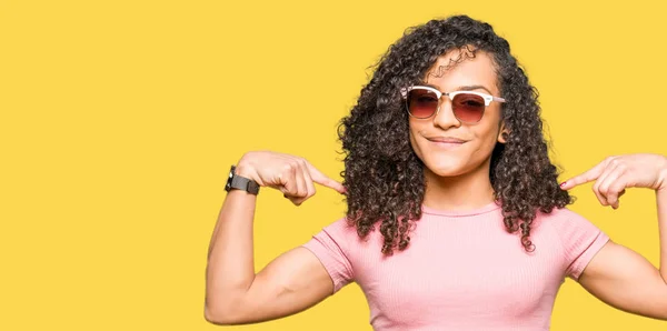 Young Beautiful Woman Curly Hair Wearing Pink Sunglasses Looking Confident — Stock Photo, Image