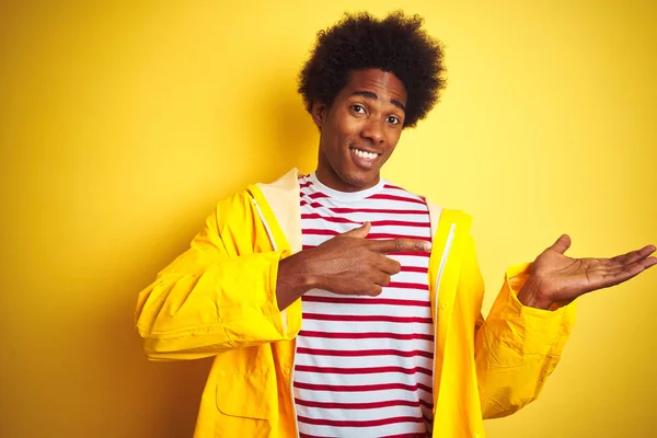 Africano Americano Com Cabelo Afro Vestindo Capa Chuva Sobre Fundo — Fotografia de Stock