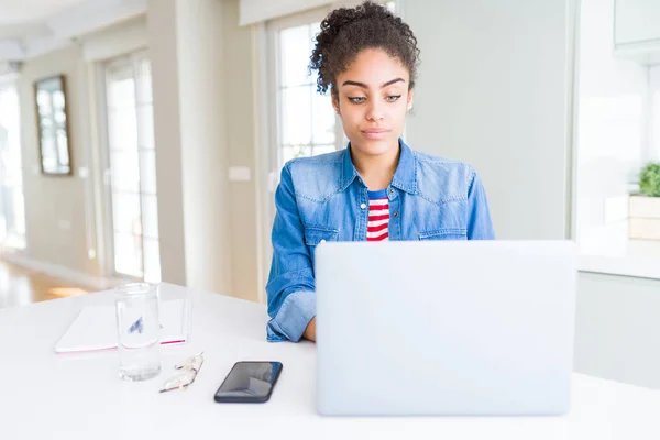 Junge Afrikanisch Amerikanische Studentin Benutzt Computer Laptop Mit Einem Selbstbewussten — Stockfoto