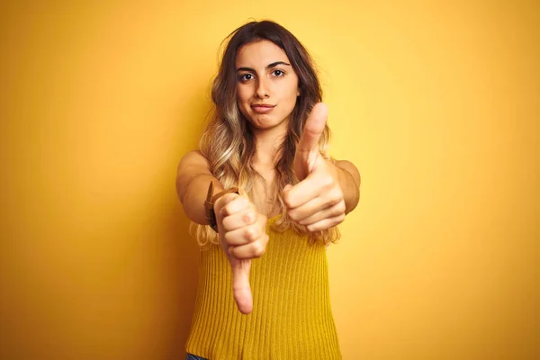 Ung Vacker Kvinna Bär Shirt Över Gul Isolerad Bakgrund Gör — Stockfoto