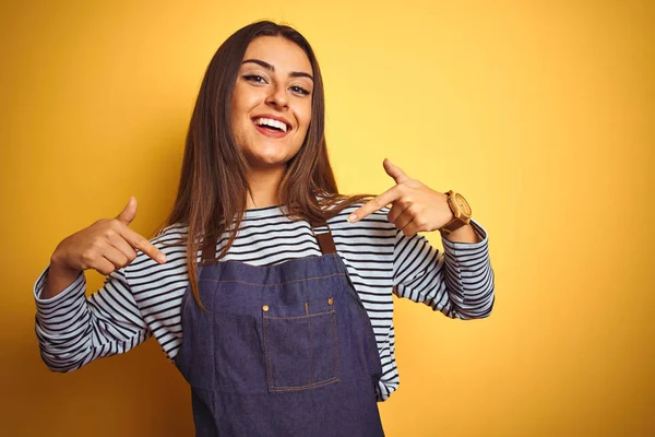 Junge Schöne Bäckerin Mit Schürze Die Über Isoliertem Gelbem Hintergrund — Stockfoto