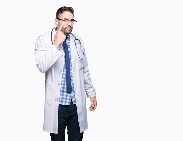 Bonito Jovem Médico Homem Sobre Fundo Isolado Apontando Para Olho — Fotografia de Stock