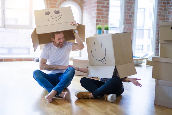 Pareja Con Divertidas Cajas Cartón Con Caras Felices —  Fotos de Stock