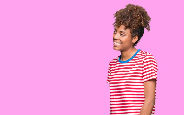 Hermosa Mujer Afroamericana Joven Sobre Fondo Aislado Mirando Hacia Otro —  Fotos de Stock