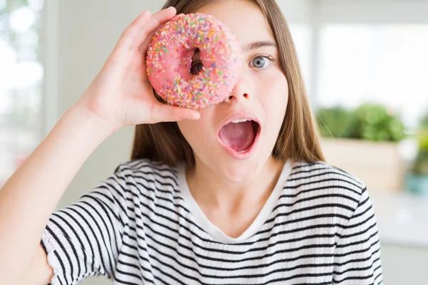 Tatlı Pembe Donut Yiyen Güzel Genç Kız Çocuk Sürpriz Bir — Stok fotoğraf